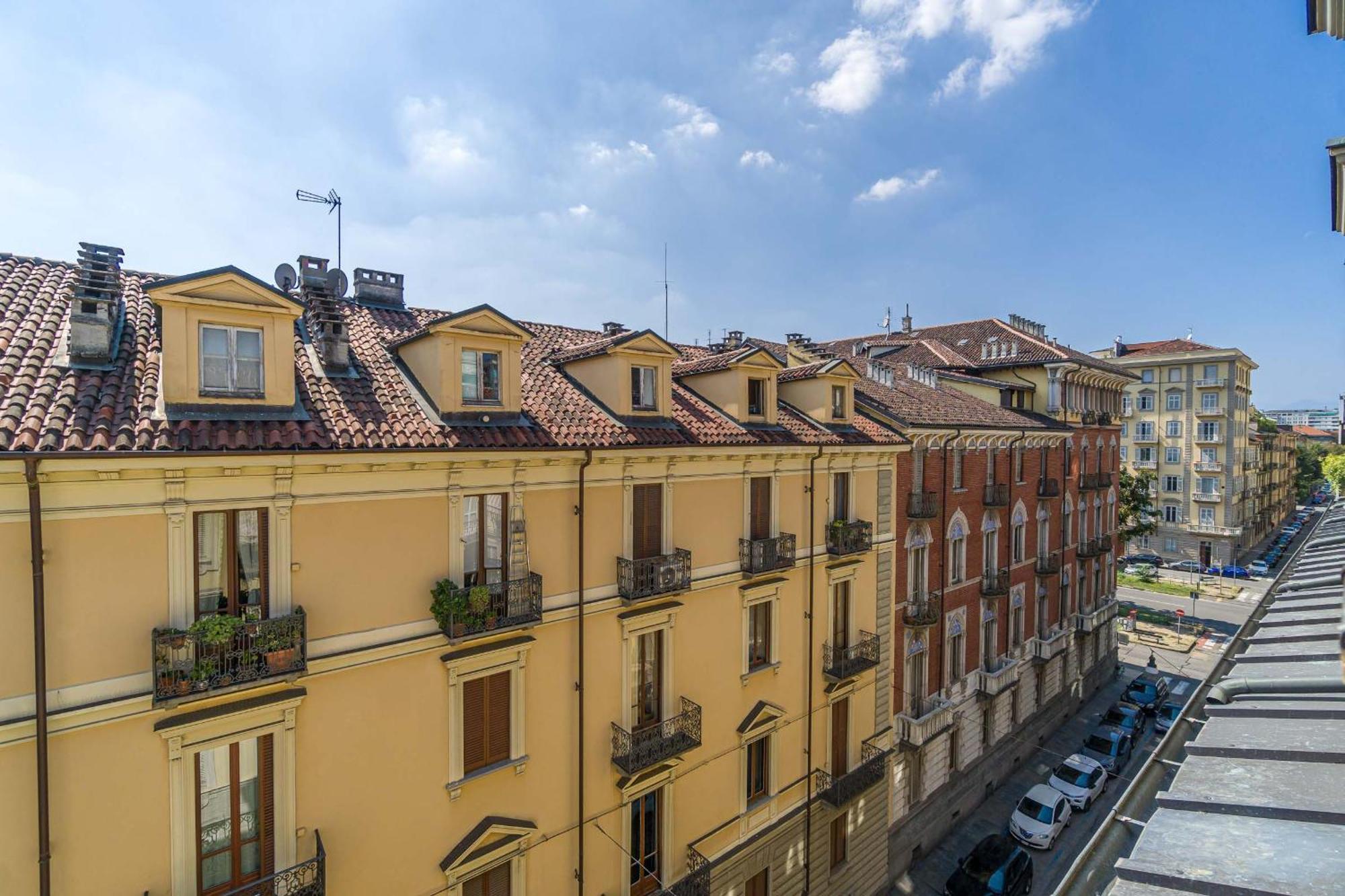 Апартаменты Casa Valeggio Attic Apt Few Steps From Porta Nuova Турин Экстерьер фото